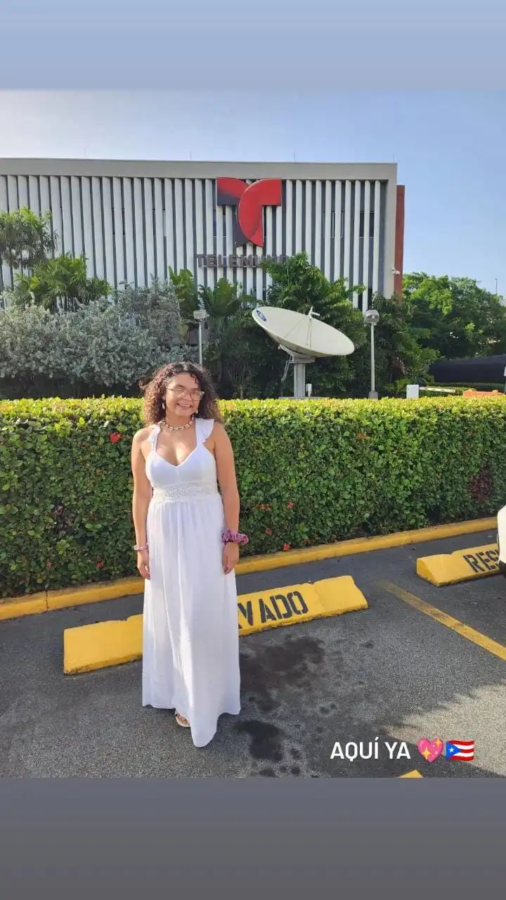 Nikole posing in front of Telemundo HQ.